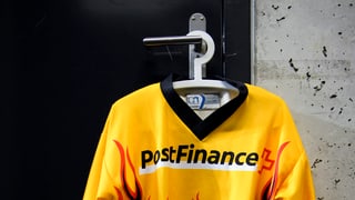 t-shirt da hockey mellen cun l'inscripziun «postfinance»