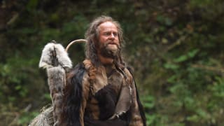 L'Ötzi en il film «Iceman» che discurra ina lingua che pudess esser ina sort retic. 