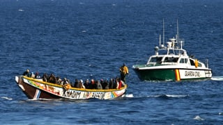 Ina bartga cun migrants a la costa da la Spagna.