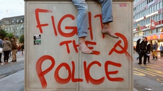 In graffiti cun si fight the police e martè e farcla. 