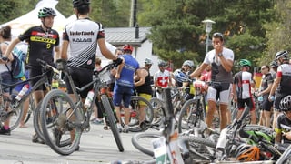 Mountainbikers dal Bike maraton a 'arriv dal maraton.