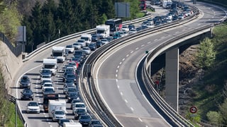 Ina colonna d'autos sin l'autostrada dal Gottard.