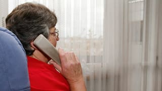 Purtret d'ina dunna al telefon 