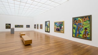 Ina stanza en il museum cun divers maletgs.