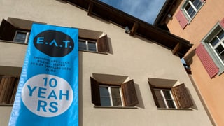 placat blau vid fatschada