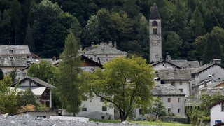 Il vitg da Bondo cun baselgia e casas. 