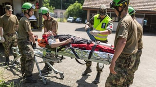 5 schuldads transporteschan ina purtantina cun in pazient
