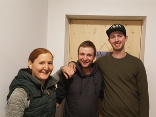 Claudia Flury, Claudio Cabalzar e Livio Cajochen avant l'abitaziun gronda en scola a Sumvitg.  