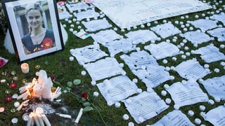 A Londra han blers mess giu numerusas brevs, fluras e chandailas davant il parlament.