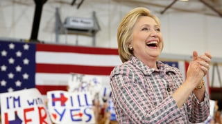 Hillary Clinton sa drizza ad aderents en la citad Sacramento.