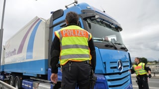 Dus policists controlleschan in camiun al cunfin.