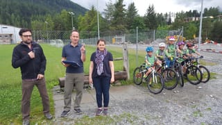 Da sanestra Claudio Daguati, Claudio Duschletta (president) e Martina Hänzi dal comité d’organisaziun dal Bike Maraton cun uffants che han preschentà la cursa per ils pitschens