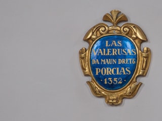 Inscripziun en la baselgia. «Las valerusas da maun dretg Porclas 1352» 