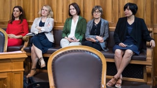 Dunnas dal Cussegl naziunal en idas en la sala dal cussegl dals chantuns per perseguitar la debatta.