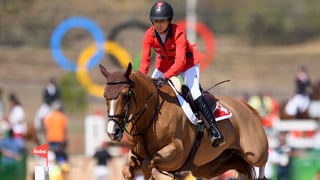 Janika Sprunger siglia cun ses chaval Bonne Chance sur in obstachel. 