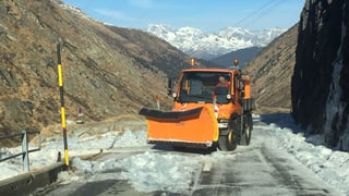 Tegnair liber la via sur il pass dal Lucmagn dat blera lavur.