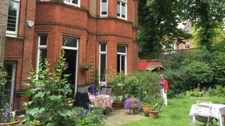 Il maletg mussa Anna Lee-Famos davos sia chasa en curtgin a Londra
