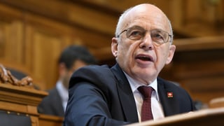 Purtret dad Ueli Maurer en chasa federala a Berna. Purtret dad Ueli Maurer en chasa federala a Berna.