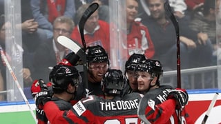 Ina gruppa da tschintg hockeyans che giubileschan.