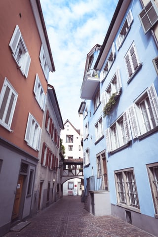 Gasse mit bunten Häusern Gasse mit bunten Häusern