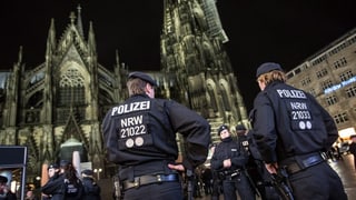 Polizia avant il dom da la citad tudestga Cologna.