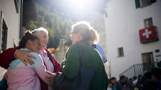Abitants da Bondo giaschan in a l'auter en bratsch cura ch'els han pudì turnar a chasa l'october 2017.