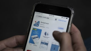 Telefonin cun la SwissCovid app. 