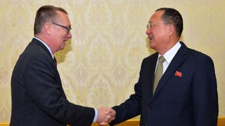 Minister da l'exteriur da la Corea dal Nord Ri Yong-ho e sut-secretari general da l'ONU Jeffrey Feltman.