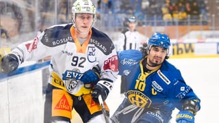 dus giugaders da hockey en acziun