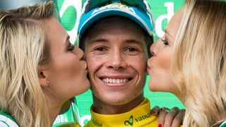 Miguel Angel Lopez, il victur dal 80avel Tour de Suisse cun duas blondinas che dattan in bitsch ad el