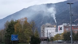 Svapur che sorta dal chamin da la Ems Chemie.