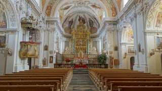 Dadens la baselgia dad Alvagni cun l'altar.
