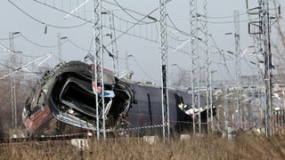 Purtret dal tren che giascha en costas dasper las rodaglias. 