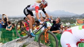 Jolanda Neff durant ina cursa da cross country als gieus olimpics a Rio.