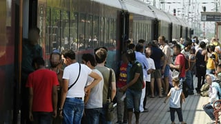 Ils fugitivs a la staziun a tren a Budapest. Ils fugitivs a la staziun a tren a Budapest.