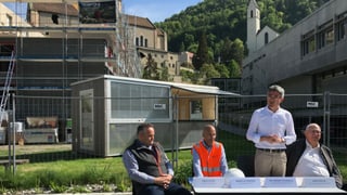 Da sanester: Enrico Uffer, Markus Dünner, Mario Cavigelli e Martin Michel, avant il plazzal dal provisori dal convict. Da sanester: Enrico Uffer, Markus Dünner, Mario Cavigelli e Martin Michel, avant il plazzal dal provisori dal convict.