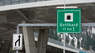 autostrada e tavla verda cun il simbol d'in tunnel, inscrit è Gotthard, 17 km