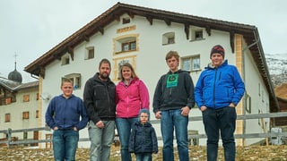 La famiglia Baschung avant lur chasa cun il num "Schloss" a Nufenen.