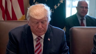 Purtret da Donald Trump che guarda engiuvers. 
