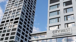 Datiers da las turs schumellinas City West duai dar in grond cumplex da kino - ins vesa las duas turs e l'inscripziun City West Hotel & Restaurant