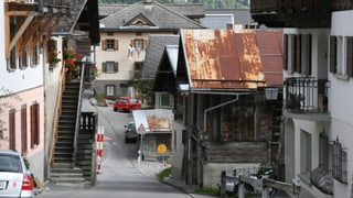 La via stretga atras il vitg da Vuorz.