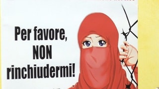 dessegn d'ina dunna che porta in vel da fatscha