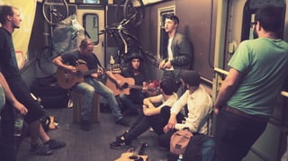Giganto&Mattiu e Leander Albin han fatg musica durant il viadi cun il tren.