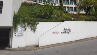 Entrada en la garascha sutteraa dilspital aGlion.