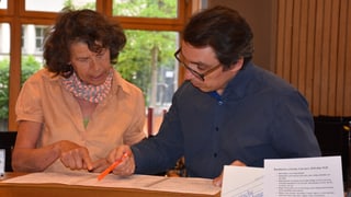 Fina Blumenthal-Cadruvi e Sergej Schmidt vid las davosas preparativas avant la prova da chant.
