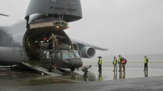 A Riga en il Balticum stgargian schuldads americans in UH-60 Blackhawk dad ina C5. 