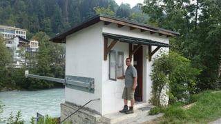 Andreas Kohler davant la chasa da mesiraziun sper il Rain Anteriur a Glion.