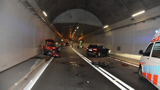 Autos ruts ed auto da polizia en tunnel.