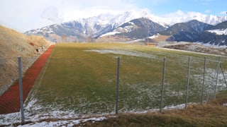 Il plaz da ballape da Vella cun in bella survista encunter il piz Fés 