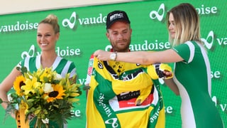 Il nov leader dal Tour de Suisse Damiano Caruso survegn ses tricot mellen. 